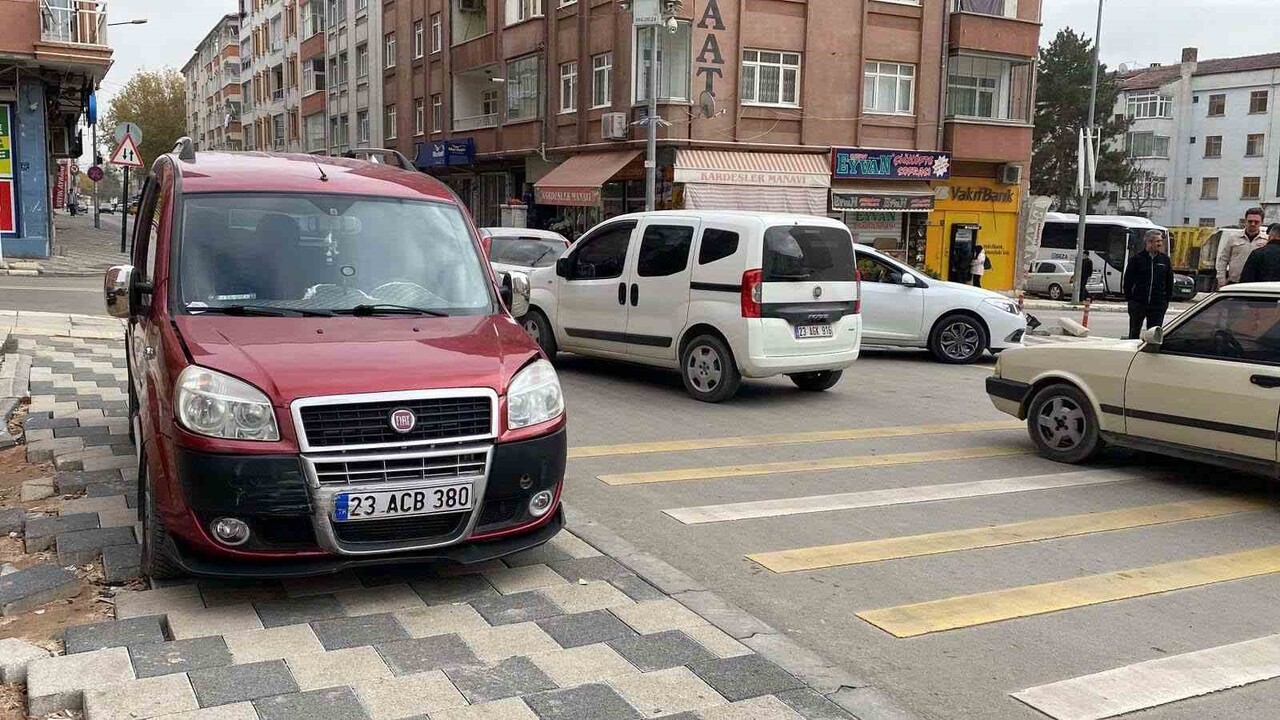 ELAZIĞ’DA HAFİF TİCARİ ARAÇLA OTOMOBİLİN ÇARPIŞMASI SONUCU MEYDANA GELEN TRAFİK KAZASINDA 1 KİŞİ...