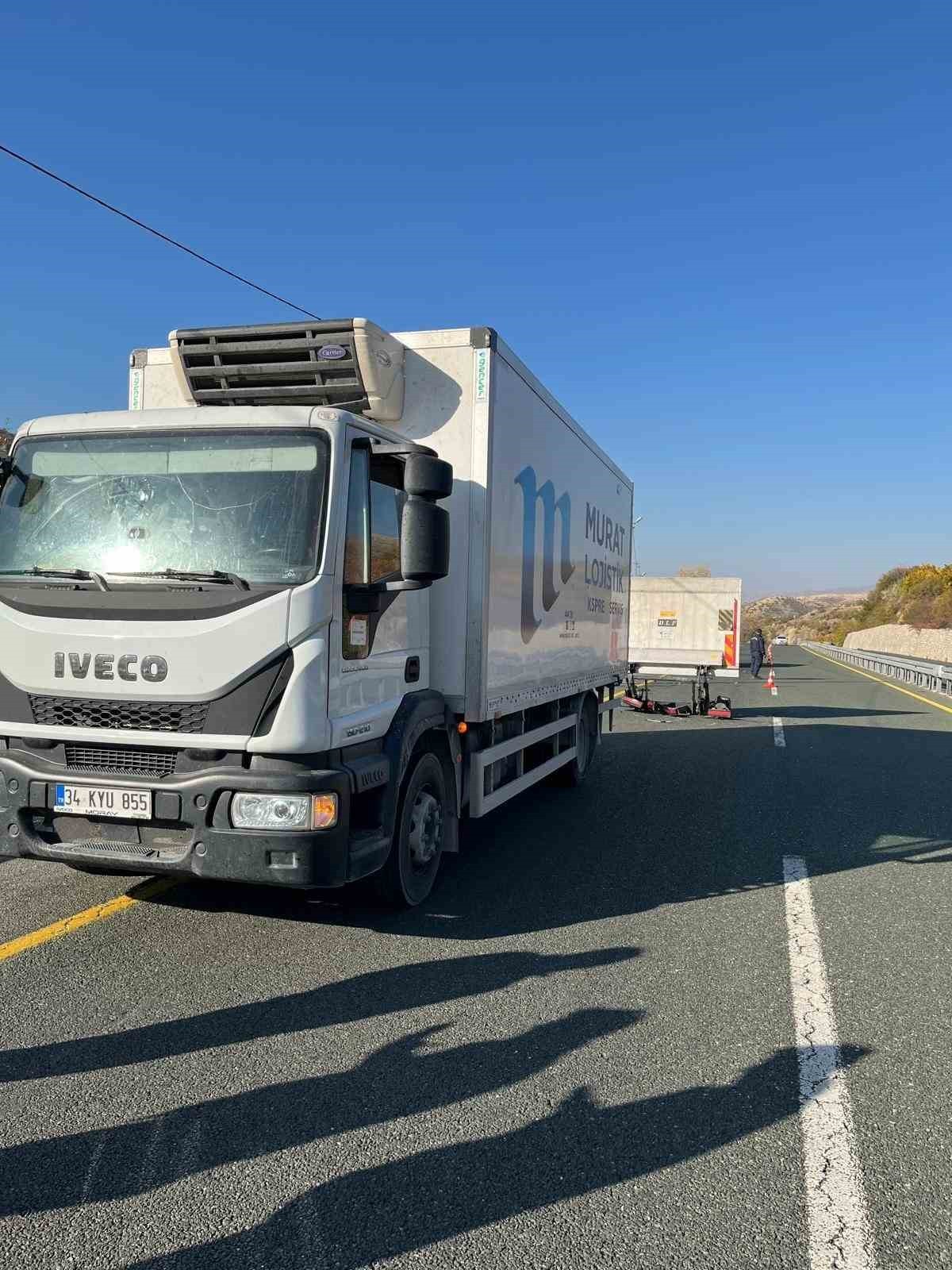 ELAZIĞ’DA MİNİBÜS İLE KAMYONUN ÇARPIŞMASI SONUCU MEYDANA GELEN TRAFİK KAZASINDA 1 KİŞİ...