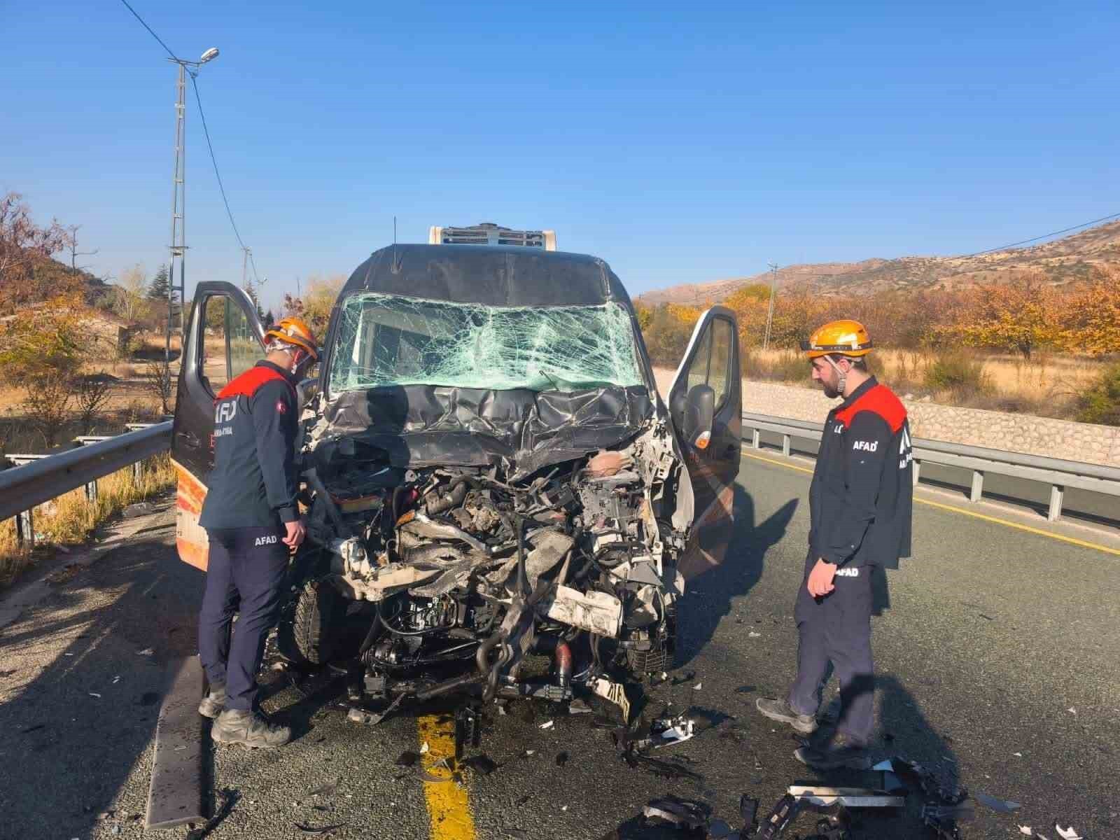 ELAZIĞ’DA MİNİBÜS İLE KAMYONUN ÇARPIŞMASI SONUCU MEYDANA GELEN TRAFİK KAZASINDA 1 KİŞİ...