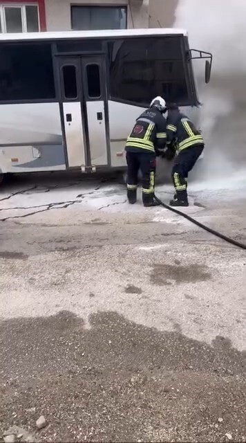 ELAZIĞ’DA PARK HALİNDEKİ MİDİBÜSTE ÇIKAN YANGINI, İTFAİYE EKİPLERİ SÖNDÜRDÜ