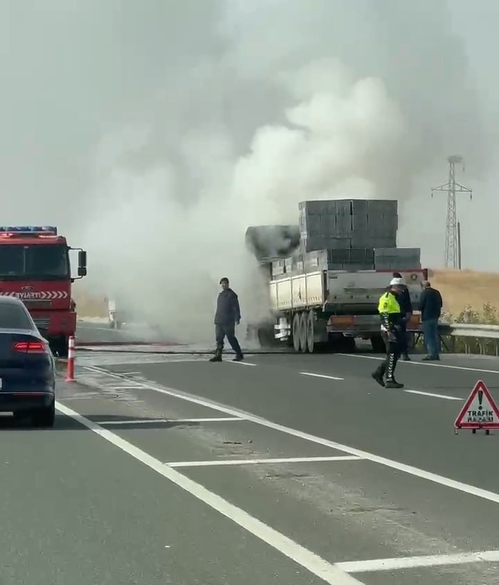ELAZIĞ’DA SEYİR HALİNDEYKEN ALEV ALAN TIRIN KUPASI, İTFAİYE EKİPLERİ TARAFINDAN...