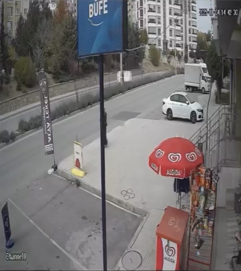 ELAZIĞ’DA SÜRÜCÜSÜNÜN DİREKSİYON HAKİMİYETİNİ KAYBETTİĞİ HAFİF TİCARİ ARAÇ YAN YATTI. KAZADA 1...