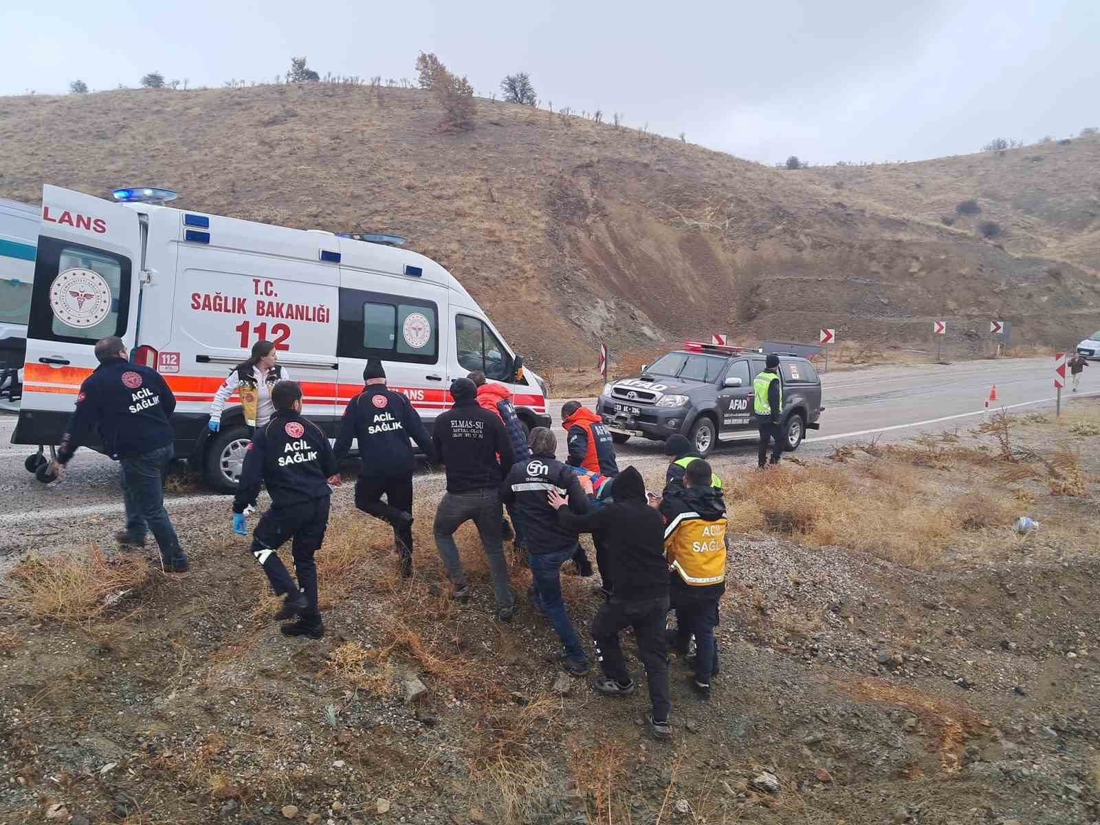 ELAZIĞ’DA SÜRÜCÜSÜNÜN DİREKSİYON HAKİMİYETİNİ KAYBETTİĞİ PİKAP, ŞARAMPOLE UÇTU. KAZADA 2 KİŞİ...