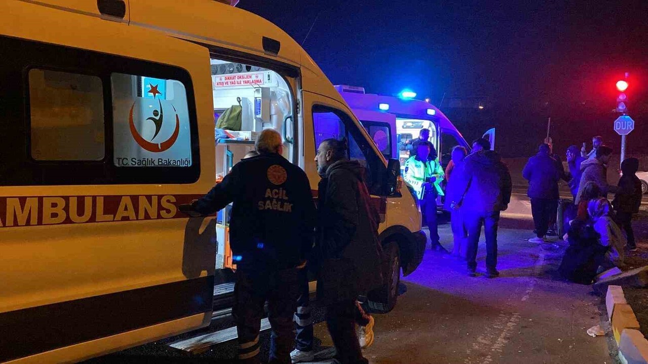 ELAZIĞ’DA TİCARİ TAKSİ İLE OTOMOBİLİN ÇARPIŞMASI SONUCU MEYDANA GELEN TRAFİK KAZASINDA 2’Sİ ÇOCUK...