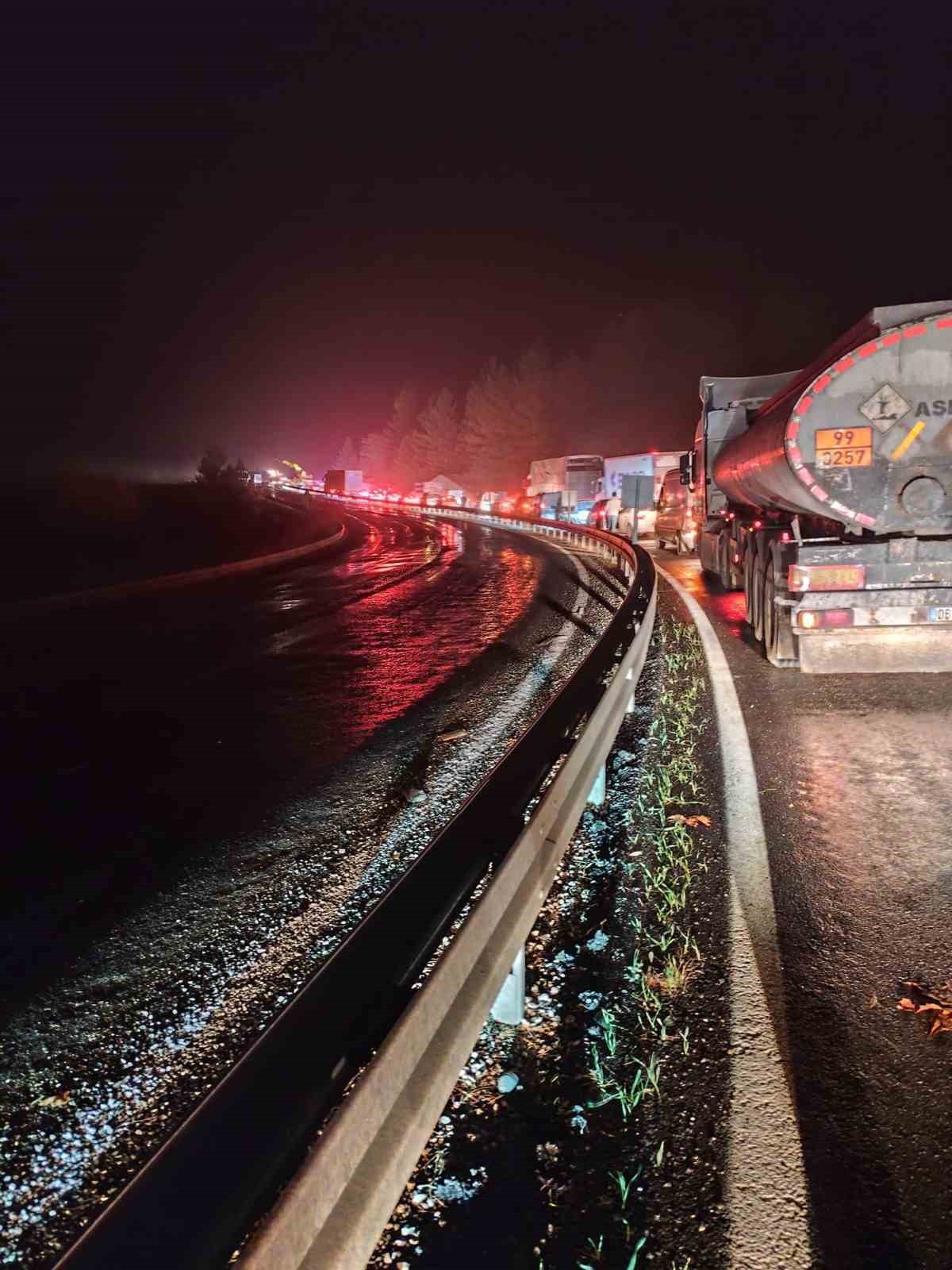 ELAZIĞ-DİYARBAKIR KARAYOLUNDA TIRIN DEVRİLMESİ SONUCU  YOL TRAFİĞE KAPANIRKEN KİLOMETRELERCE ARAÇ...