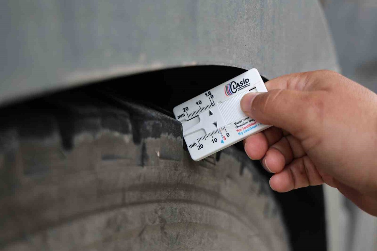 ELAZIĞ İL EMNİYET MÜDÜRLÜĞÜ BÖLGE TRAFİK DENETLEME ŞUBE MÜDÜRLÜĞÜ EKİPLERİ TARAFINDAN KIŞ LASTİĞİ...