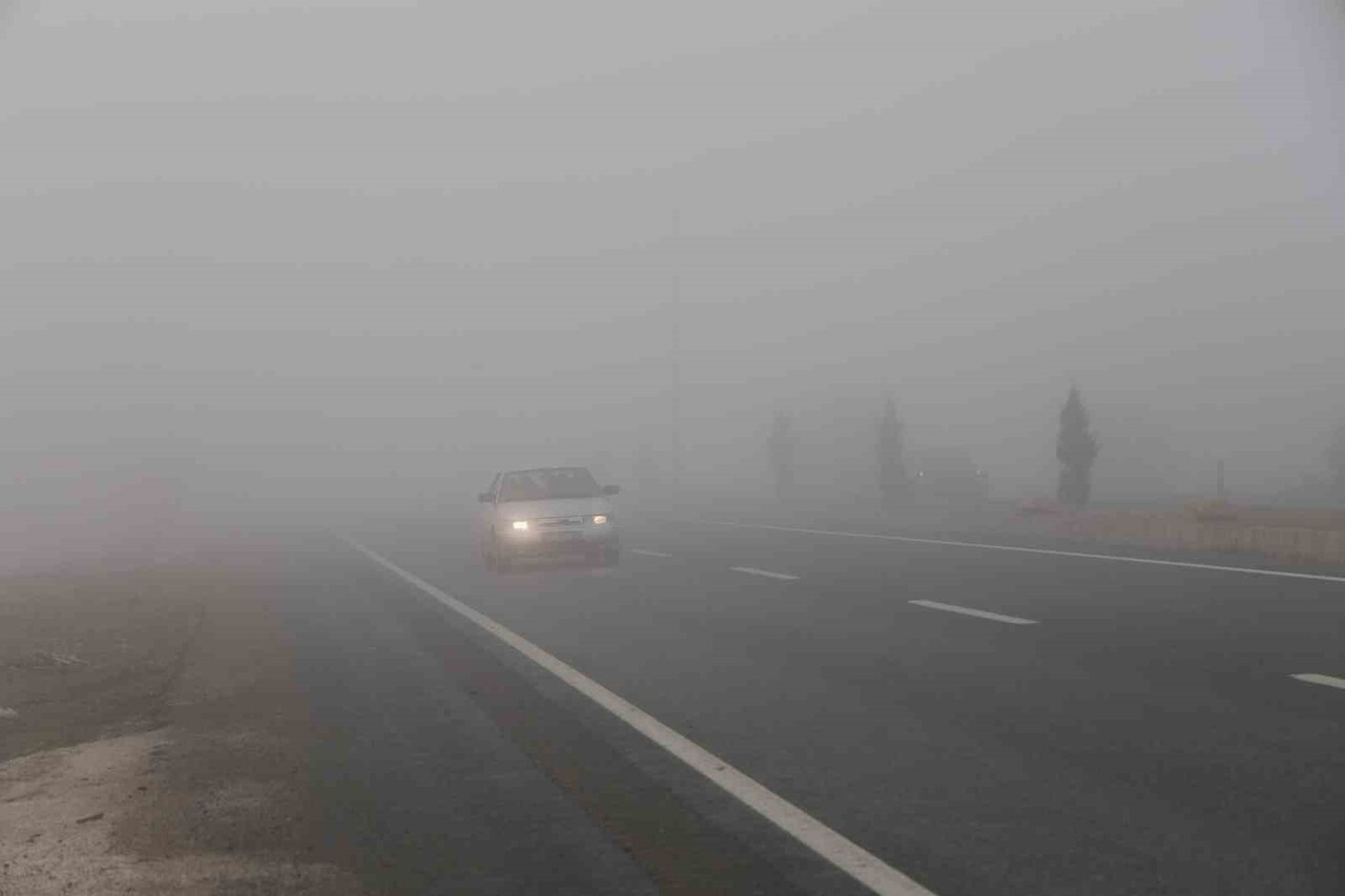 ELAZIĞ’IN YÜKSEK KESİMLERİNDE SİS ETKİLİ OLURKEN, GÖRÜŞ MESAFESİ YER YER 5 METREYE KADAR...