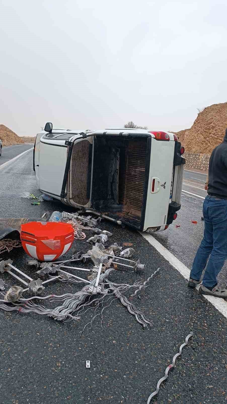 ELAZIĞ-KEBAN YOLU 20. KİLOMETRESİNDE BİR PİCK-UP, KAYGANLAŞAN YOLDA DİREKSİYON HAKİMİYETİNİN...