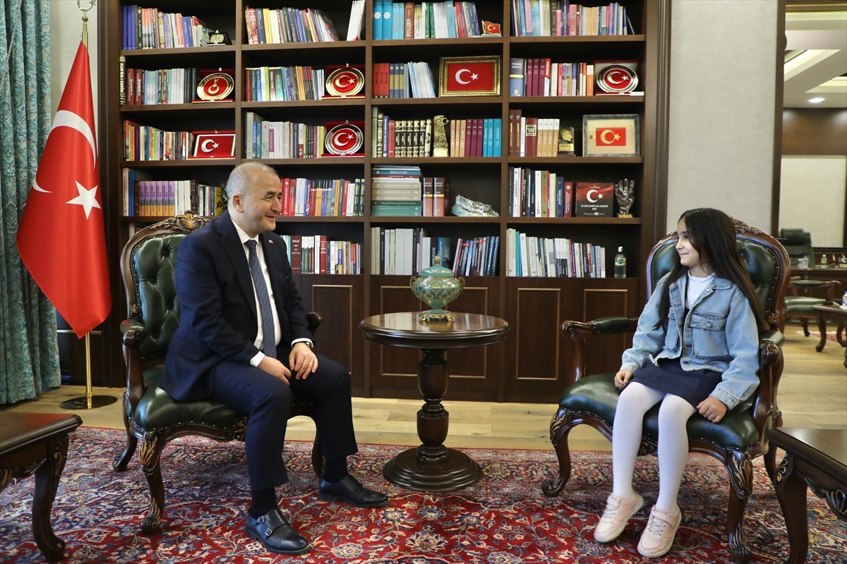 Elazığ Valisi Numan Hatipoğlu, vali olma hayali olan 10 yaşındaki ilkokul öğrencisini makamında...