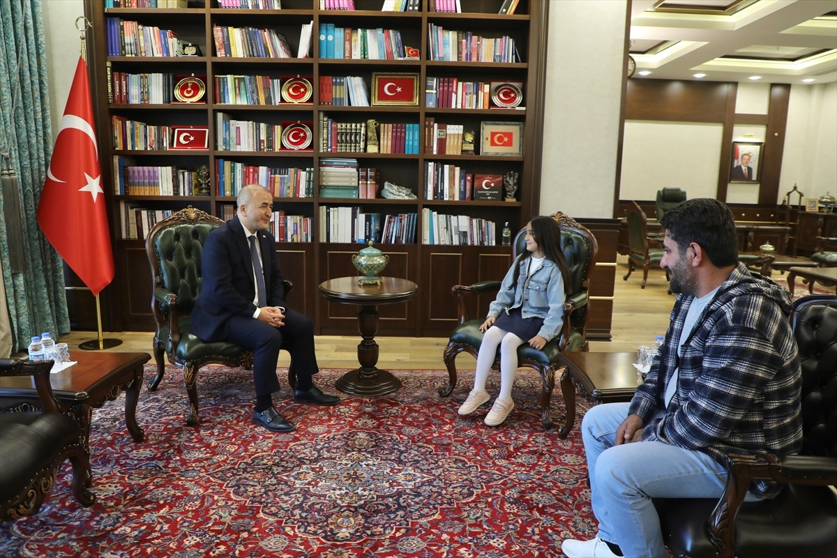 Elazığ Valisi Numan Hatipoğlu, vali olma hayali olan 10 yaşındaki ilkokul öğrencisini makamında...
