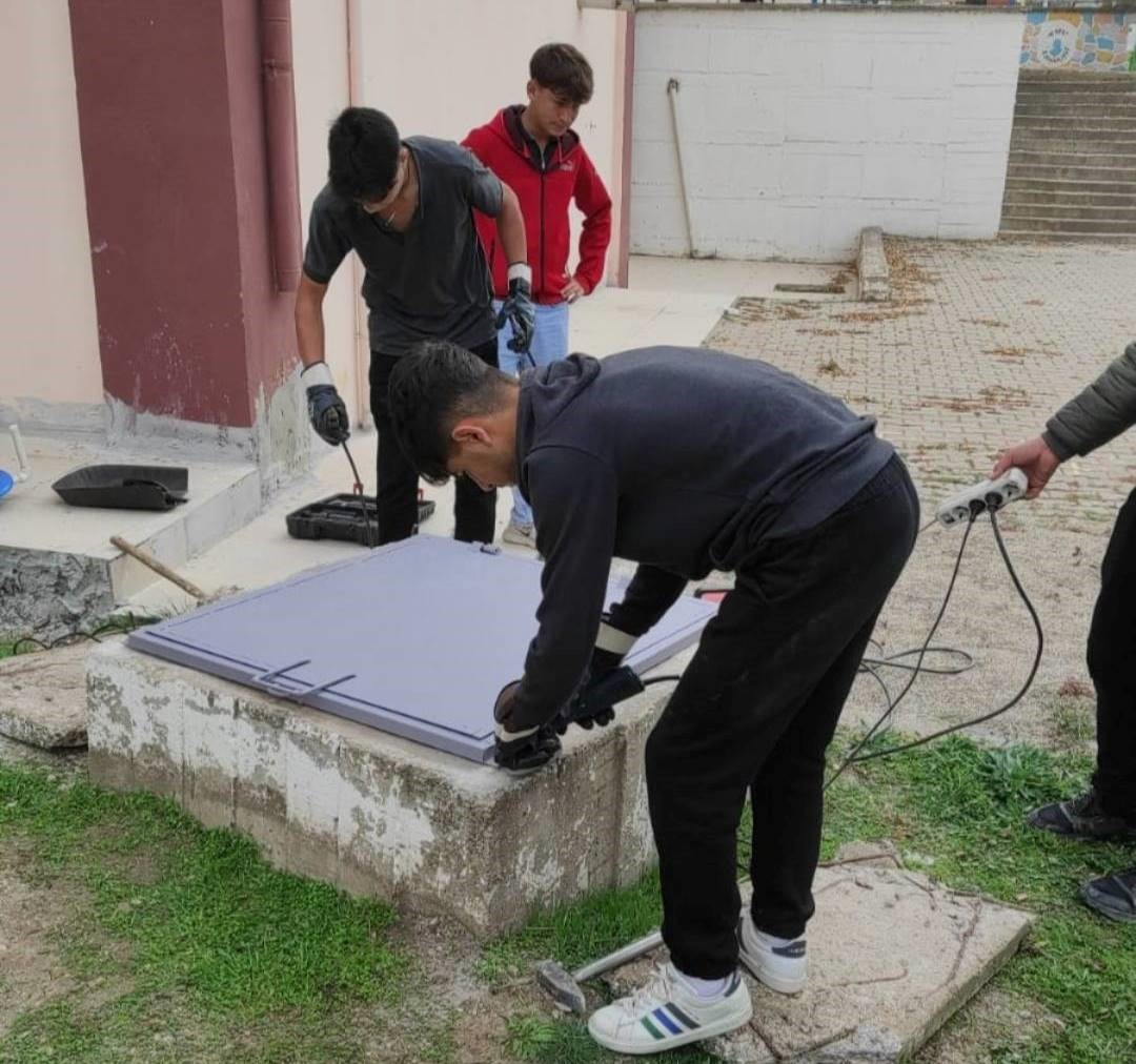 EMET’TE MESLEKİ VE TEKNİK ANADOLU LİSESİ ÖĞRENCİLERİ ESKİ VE RİSKLİ RÖGAR KAPAKLARINI YENİLERİYLE...