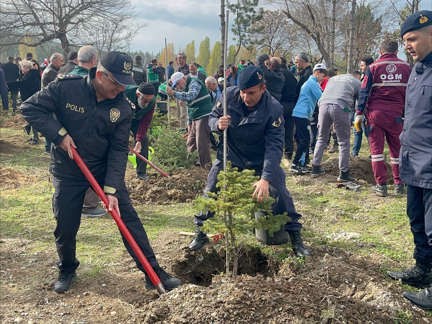 EMNİYET MENSUPLARI FİDAN DİKTİ