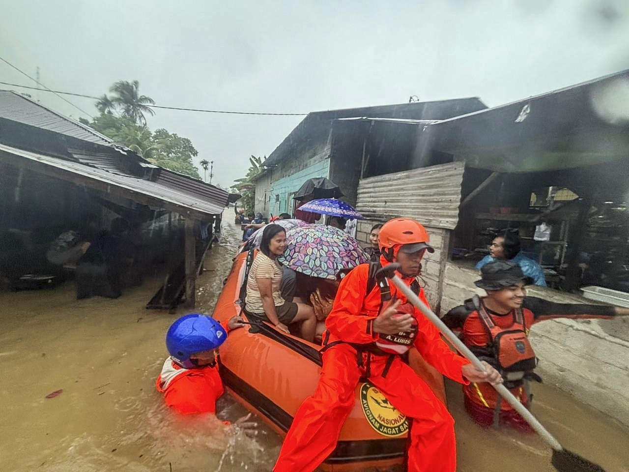 ENDONEZYA'DA ŞİDDETLİ YAĞIŞLARIN YOL AÇTIĞI SEL VE TOPRAK KAYMALARINDA HAYATINI KAYBEDENLERİN...