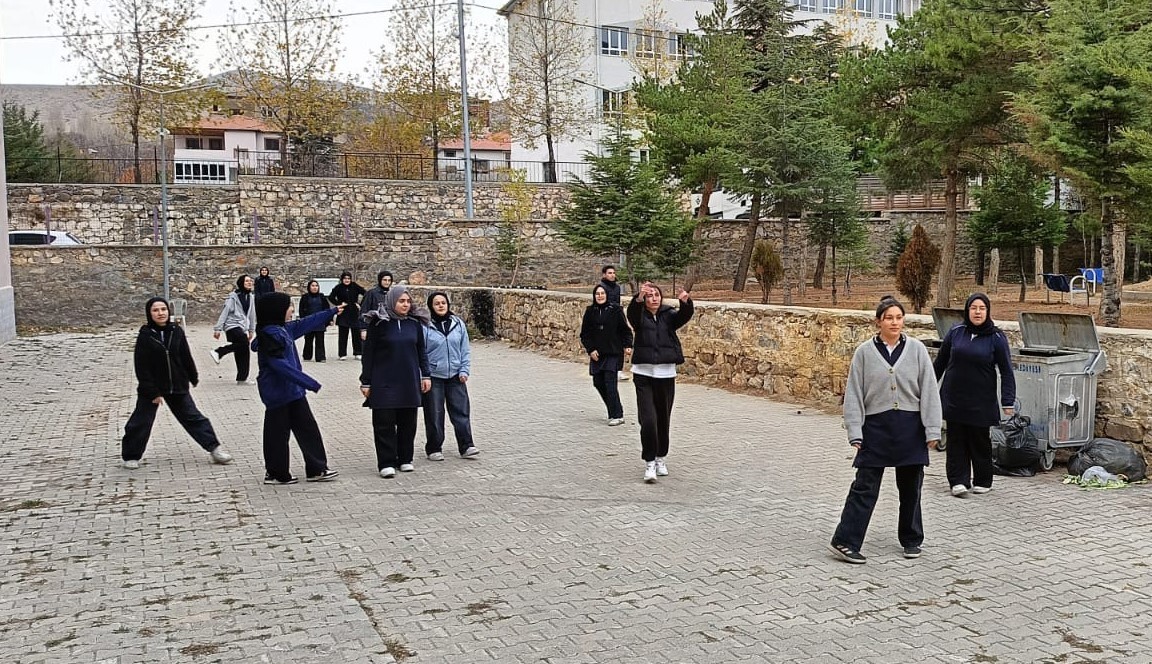 ERCİYES ÜNİVERSİTESİ (ERÜ) SPOR BİLİMLERİ FAKÜLTESİ ÖĞRETMENLİK BÖLÜMÜ ÖĞRENCİLERİ, TOPLUMA HİZMET...