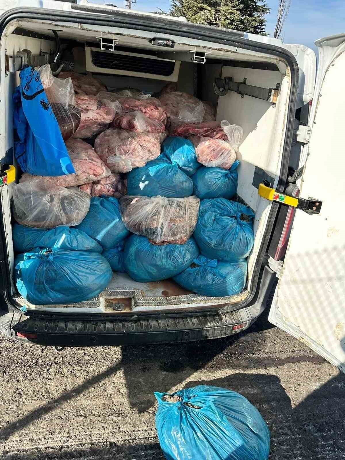 ERGENE’DE İHBAR ÜZERİNE DURDURULAN BİR ARAÇTA KESİM TARİHİ BELİRSİZ VE FATURASIZ KAÇAK SAKATAT ELE...