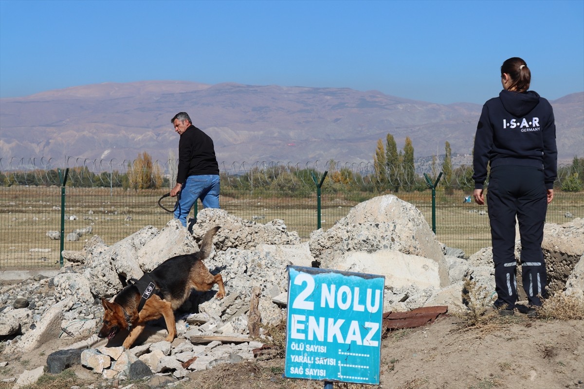 Erzincan'da, Erzincan Gazeteciler Cemiyeti ile uluslararası arama kurtarma kuruluşu I.S.A.R...