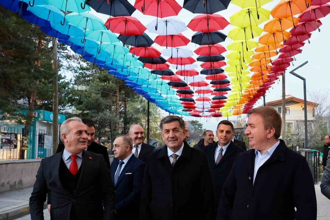 ERZİNCAN'DA RENGÂRENK ŞEMSİYELERLE KAPLANAN SOKAK İLGİ GÖRÜYOR