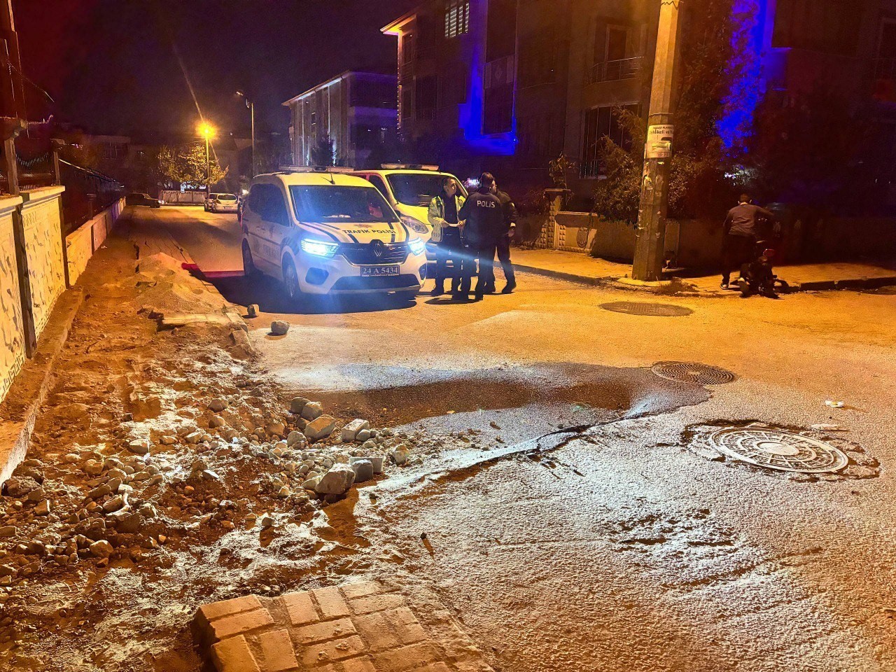 ERZİNCAN CUMHURİYET MAHALLESİ’NDE YENİ ASFALTLANAN BÖLÜMDE GÖÇÜK OLUŞTU. ELEKTRİKLİ BİSİKLET...