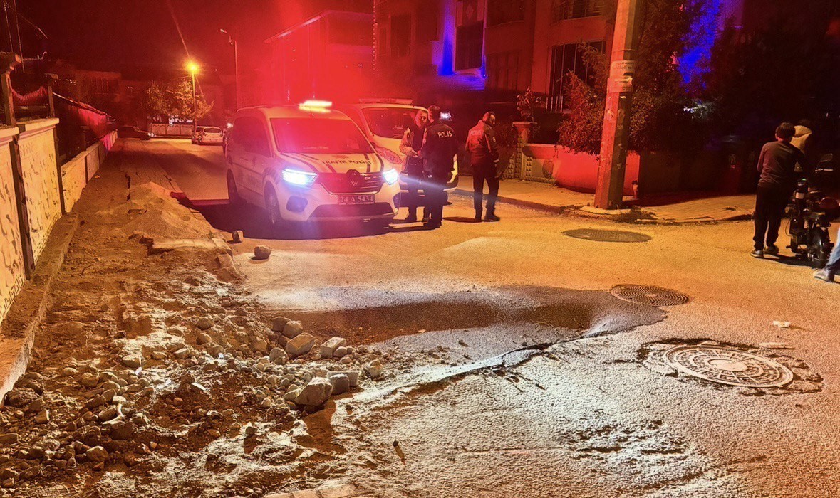 ERZİNCAN CUMHURİYET MAHALLESİ’NDE YENİ ASFALTLANAN BÖLÜMDE GÖÇÜK OLUŞTU. ELEKTRİKLİ BİSİKLET...