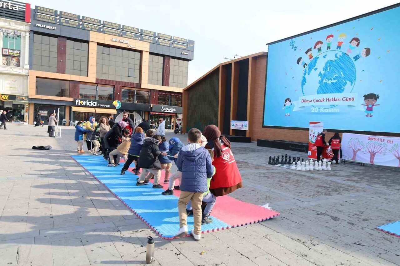 ERZİNCAN’DA 20 KASIM DÜNYA ÇOCUK HAKLARI GÜNÜ KAPSAMINDA DÜZENLENEN ETKİNLİKLER, ŞEHİR GENELİNDE...