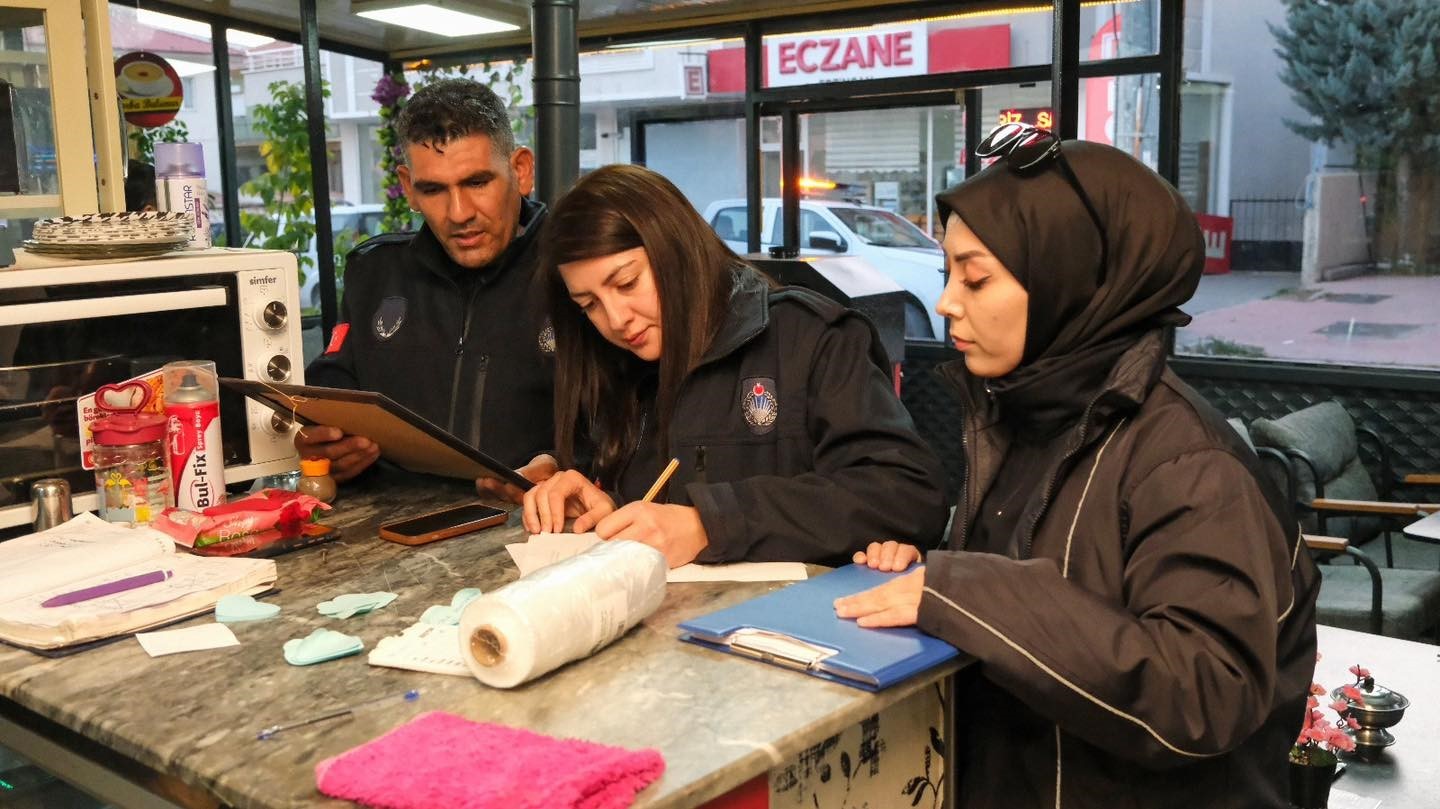 ERZİNCAN’DA KAFETERYA VE TATLI ÜRETİM YERLERİNE ZABITA DENETİMİ