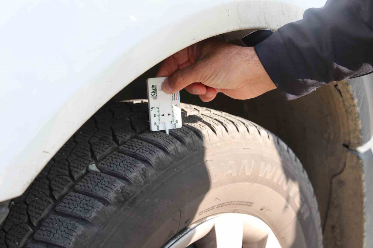 ERZİNCAN’DA OKUL SERVİSLERİNE KIŞ LASTİĞİ DENETİMİ YAPILDI