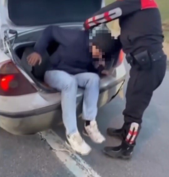 ERZİNCAN’DA OTOMOBİLİN BAGAJINDA 2 KAÇAK GÖÇMEN YAKALANDI