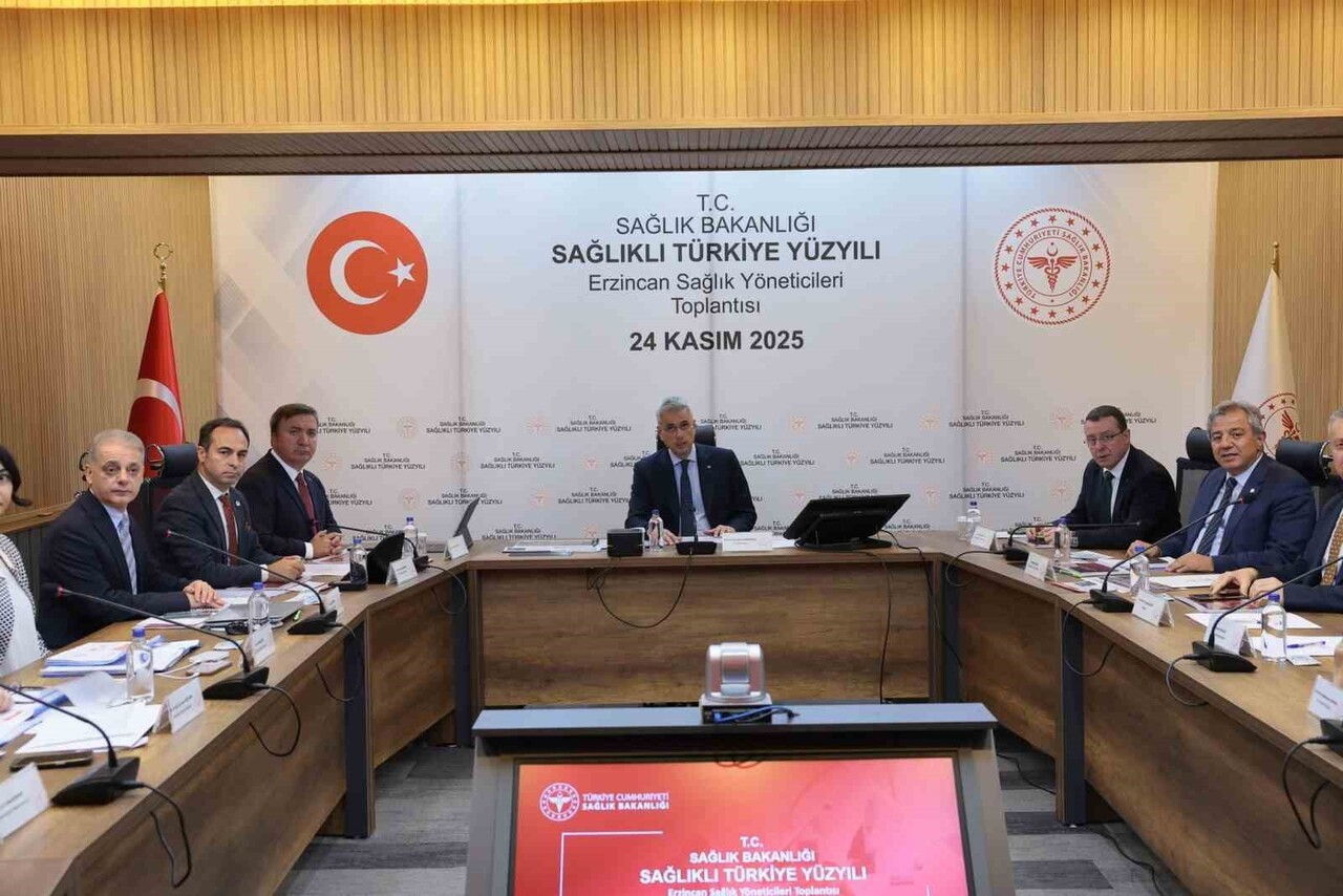 ERZİNCAN’DA SAĞLIK YÖNETİCİLERİ TOPLANTISI: "SAĞLIKLI TÜRKİYE YÜZYILI VİZYONU MASAYA...