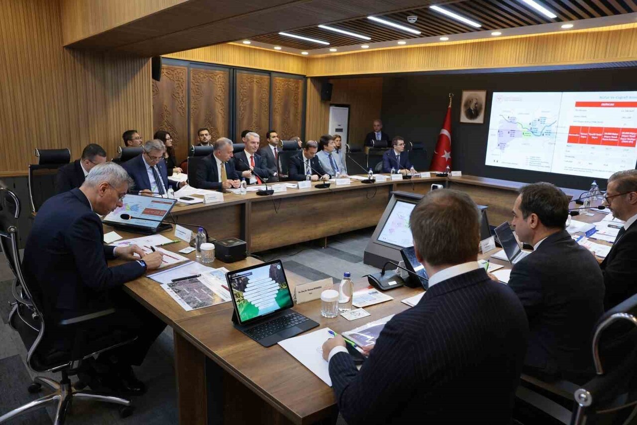 ERZİNCAN’DA SAĞLIK YÖNETİCİLERİ TOPLANTISI: "SAĞLIKLI TÜRKİYE YÜZYILI VİZYONU MASAYA...