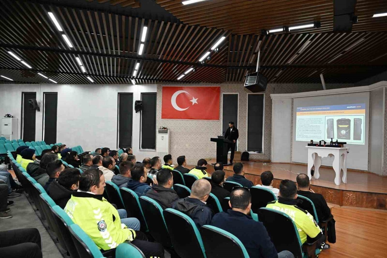 ERZİNCAN’DA TRAFİK EKİPLERİNE YENİ NESİL YAKA KAMERASI EĞİTİMİ VERİLDİ