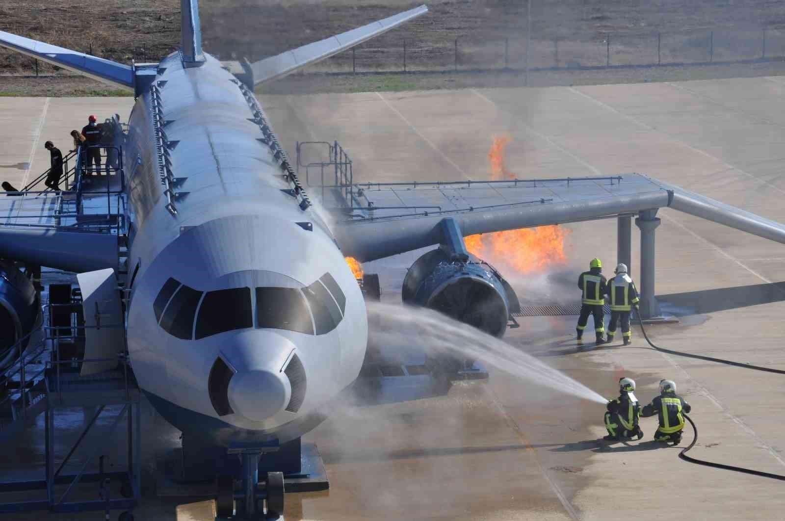 ERZİNCAN HAVALİMANI’NDA GERÇEKÇİ UÇAK YANGIN TATBİKATI YAPILDI
