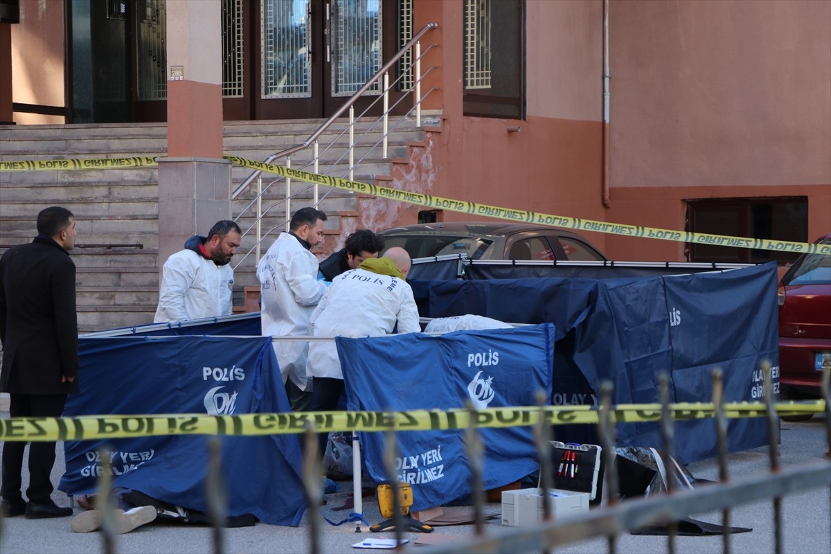 Erzurum'da bir kişi tartıştığı kadını silahla öldürdükten sonra intihar etti. Cenazeler...