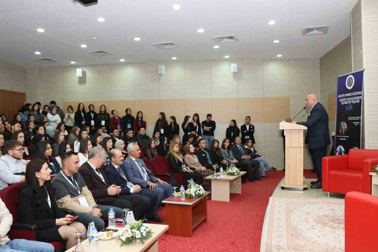 ERZURUM'UN OLTU İLÇESİNDE "MEZUNLARIMIZ GÖZÜNDEN KARİYER YOLCULUĞUNUN KİLOMETRE TAŞLARI"  YOĞUN...
