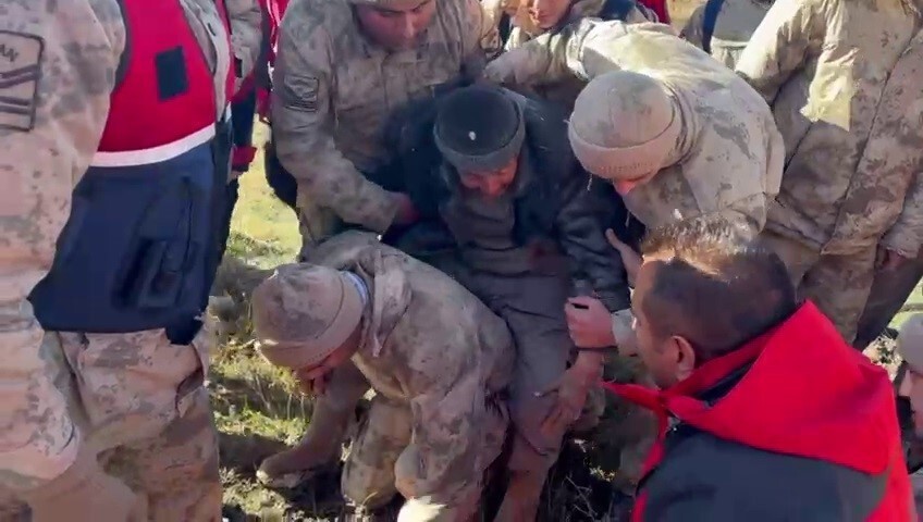 ERZURUM’DA 2 GÜN ÖNCE SÜRÜLERİNİ OTLATMAK İÇİN ÇIKTIĞI ARAZİDE KAYBOLAN ÇOBAN HASTANEDE TEDAVİ...