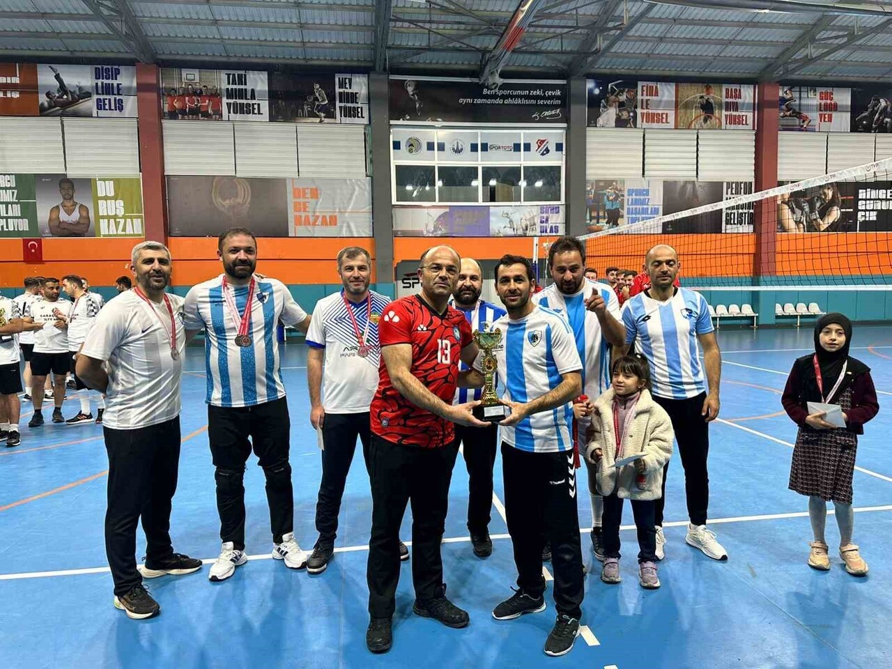 ERZURUM’DA 24 KASIM ÖĞRETMENLER GÜNÜ VOLEYBOL TURNUVASI SONUÇLANDI.