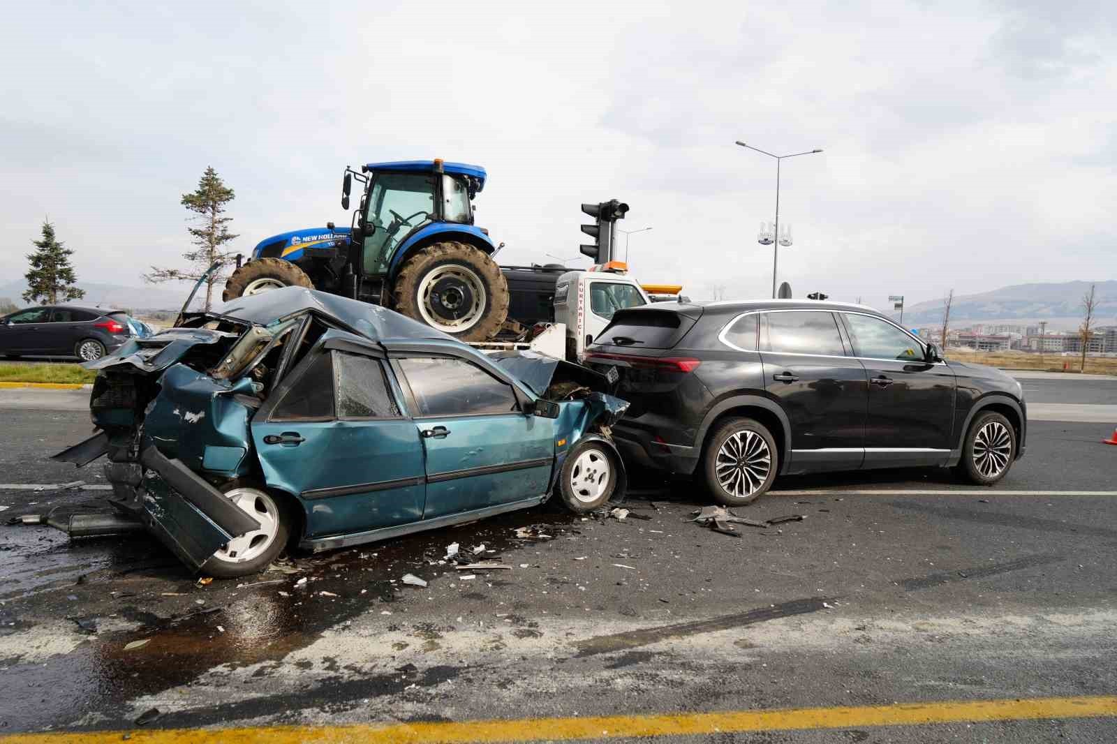 ERZURUM’DA BİR TIR IŞIKLARDA BEKLEYEN ARAÇLARA ÇARPTI. 2 KİŞİNİN YARALANDIĞI KAZADA, TOFAŞ MARKA...