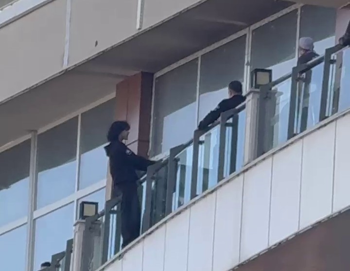 ERZURUM’DA BULUNAN MNG ALIŞVERİŞ MERKEZİ’NDE BİR GENÇ, AVM’NİN ÜST KAT BALKONUNA ÇIKARAK İNTİHAR...