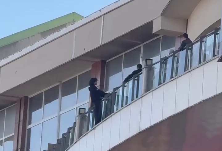 ERZURUM’DA BULUNAN MNG ALIŞVERİŞ MERKEZİ’NDE BİR GENÇ, AVM’NİN ÜST KAT BALKONUNA ÇIKARAK İNTİHAR...