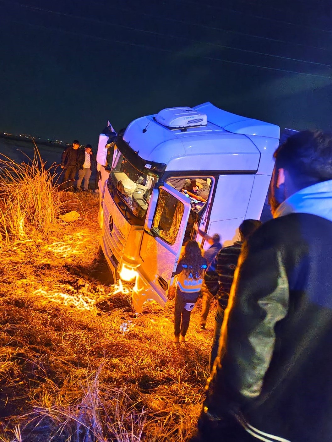 ERZURUM’DA DİREKSİYON HAKİMİYETİNİ KAYBEDEN TIR TARLAYA UÇTU. KAZADA 2 KİŞİ YARALANDI.