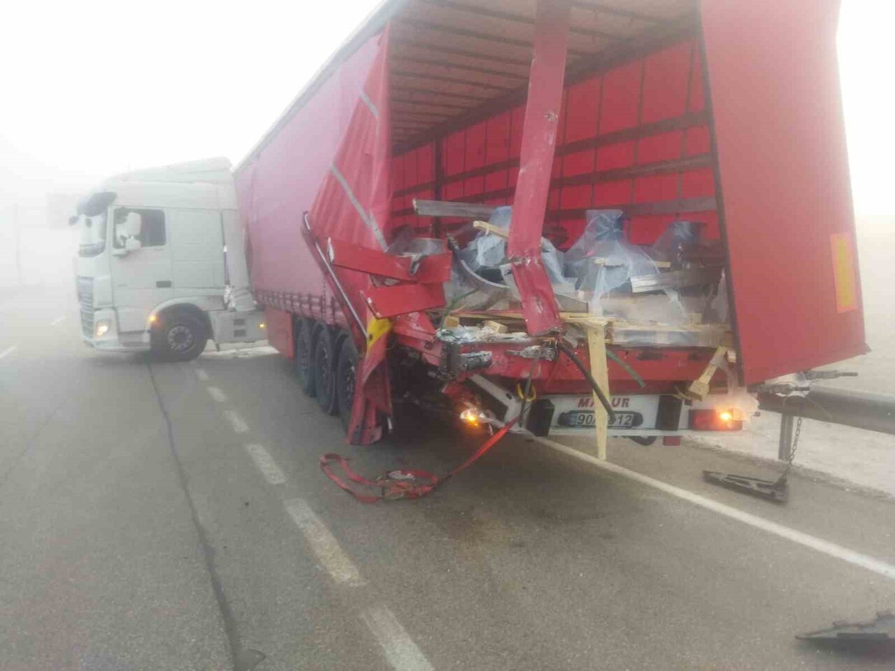 ERZURUM’DA DÜN GECEDEN BU YANA ETKİLİ OLAN SİZ KAZALARA SEBEP OLDU. PASİNLER İLÇESİNDE KENT...
