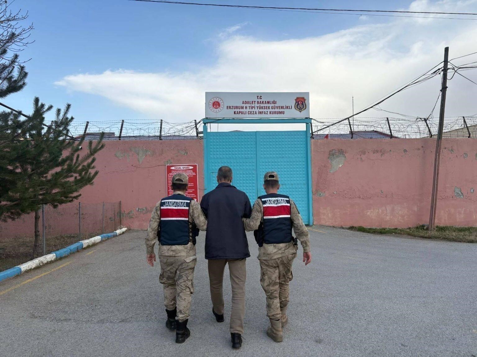 ERZURUM’DA HAKKINDA 6 YIL 3 AY KESİNLEŞMİŞ HAPİS CEZASI BULUNAN FETÖ ÜYESİ POLİS EKİPLERİNCE...