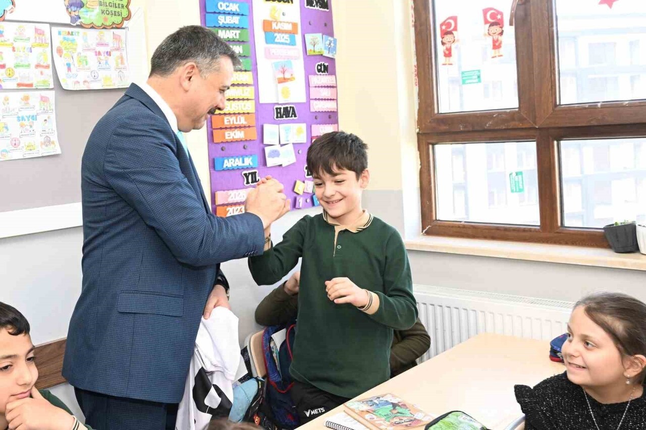 ERZURUM’DA ÖĞRENCİLER, SINIFLARINI ZİYARET EDEN VALİ MUSTAFA ÇİFTÇİ’YE FORMA İMZALATMAK İÇİN ADETA...