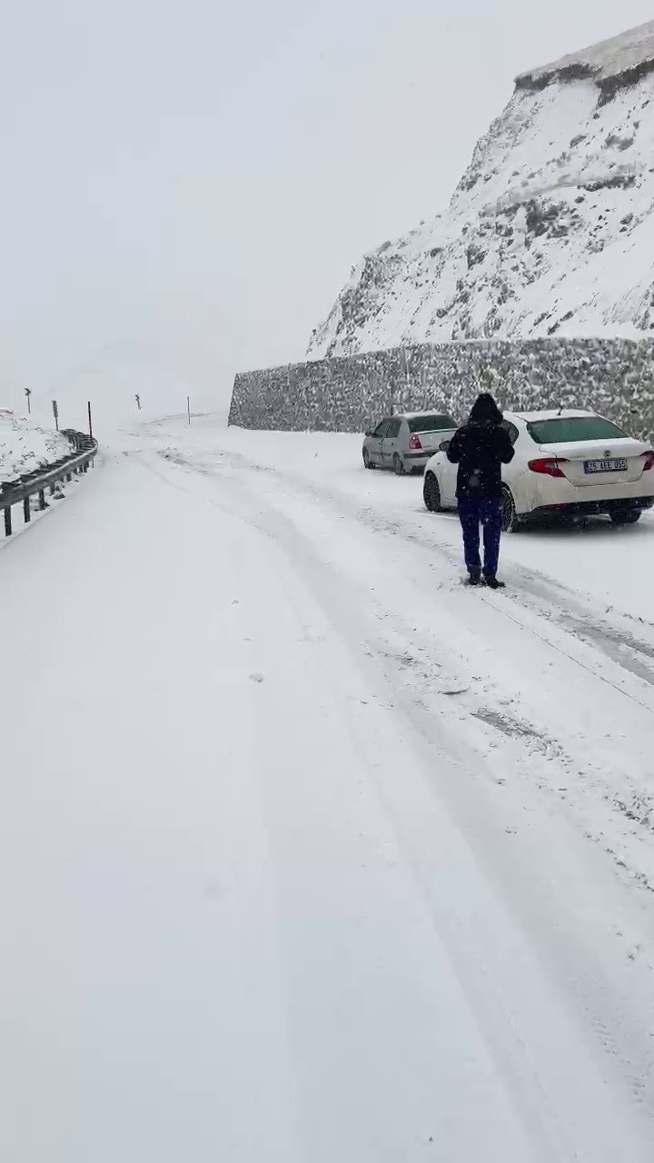 ERZURUM’DA PALANDÖKEN GEÇİDİNDE KAR YAĞIŞI SÜRÜCÜLERE ZOR ANLAR YAŞATTI.