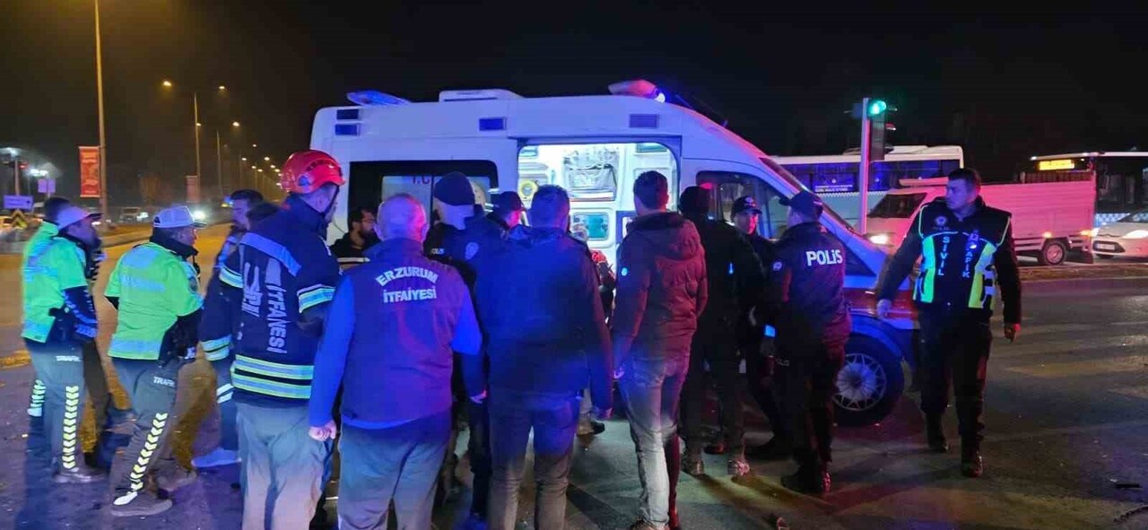 ERZURUM’DA POLİS KONTROL NOKTASINDAN KAÇAN BİR SÜRÜCÜ, ÖNCE KAVŞAKTA BAŞKA BİR ARACA DAHA SONRA DA...