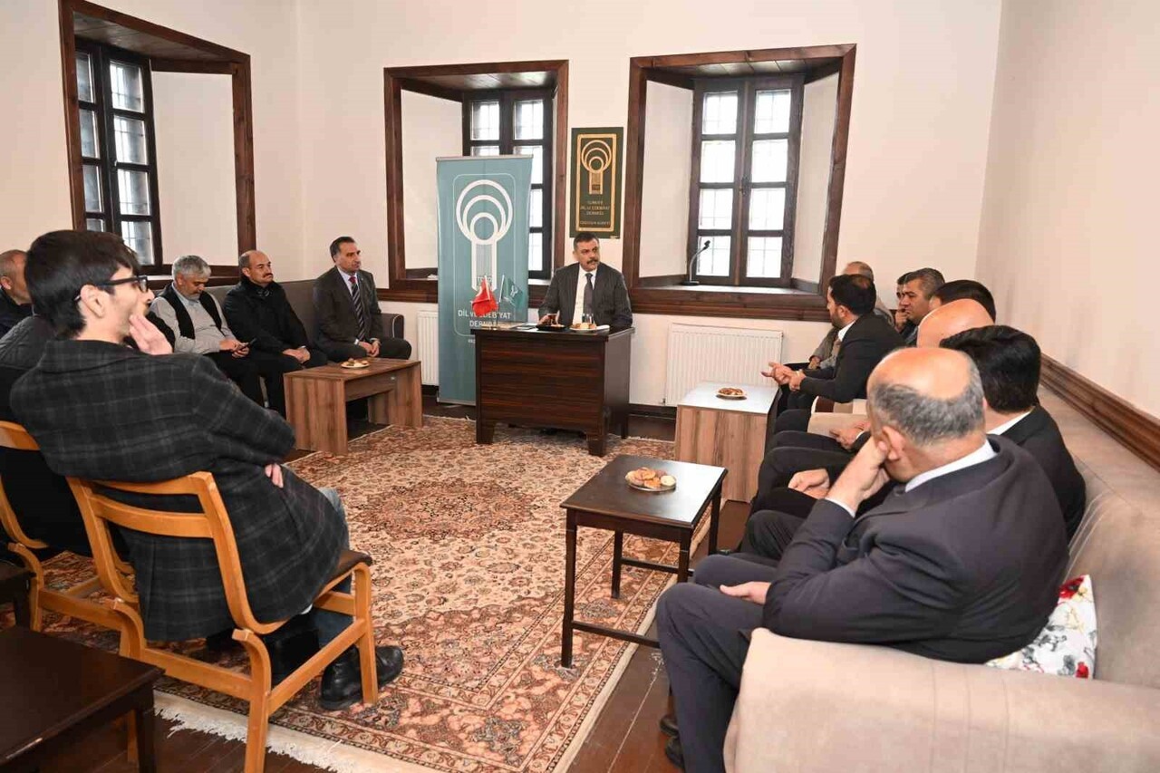 ERZURUM’DA "DİL VE EDEBİYAT KONAĞI" İLE "EDEBİYAT SOKAĞI" YAPILAN PROGRAMLARLA İLGİ ODAĞI OLUYOR....