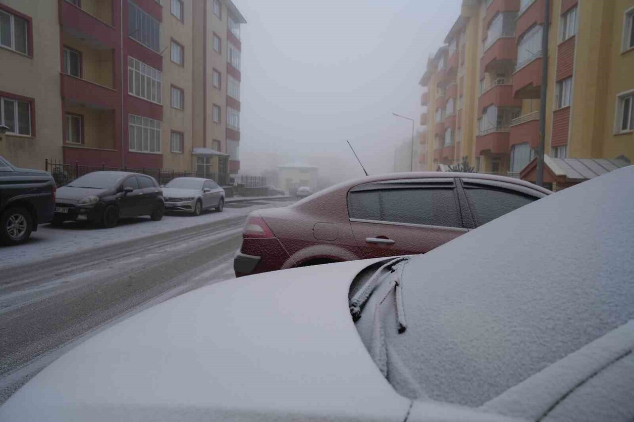 ERZURUM GÜNE KIRAĞI VE SİSLE UYANDI. 3 GÜNDÜR ETKİLİ OLAN SOĞUK HAVA VE SİS ZAMAN ZAMAN HAYATI...