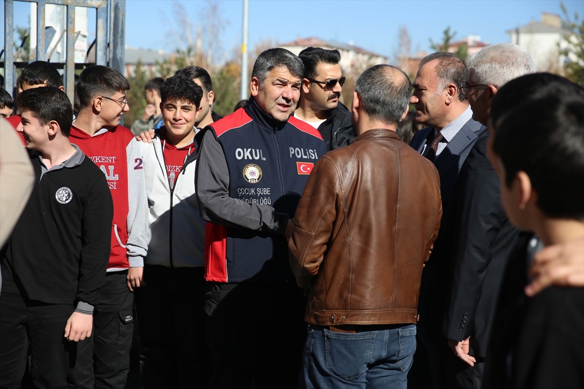 Erzurum İl Emniyet Müdürü Onur Karaburun, okul çevresi denetimleri kapsamında ziyaret ettiği...