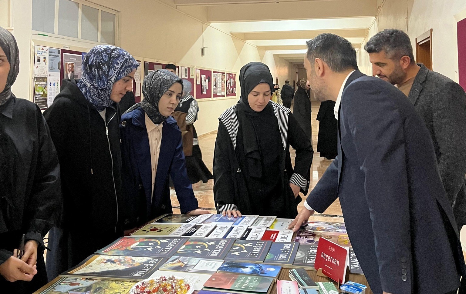 ERZURUM İL MÜFTÜLÜĞÜ TARAFINDAN KURULAN BİLGİLENDİRME STANTLARI GENÇLERE REHBERLİK...