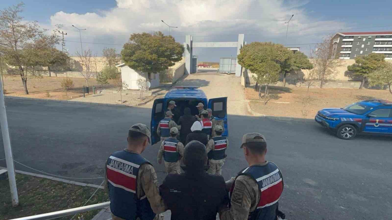 ERZURUM’UN HORASAN İLÇESİNDE KAÇAK KAZI YAPAN ŞAHISLARA YÖNELİK JANDARMA EKİPLERİNCE...