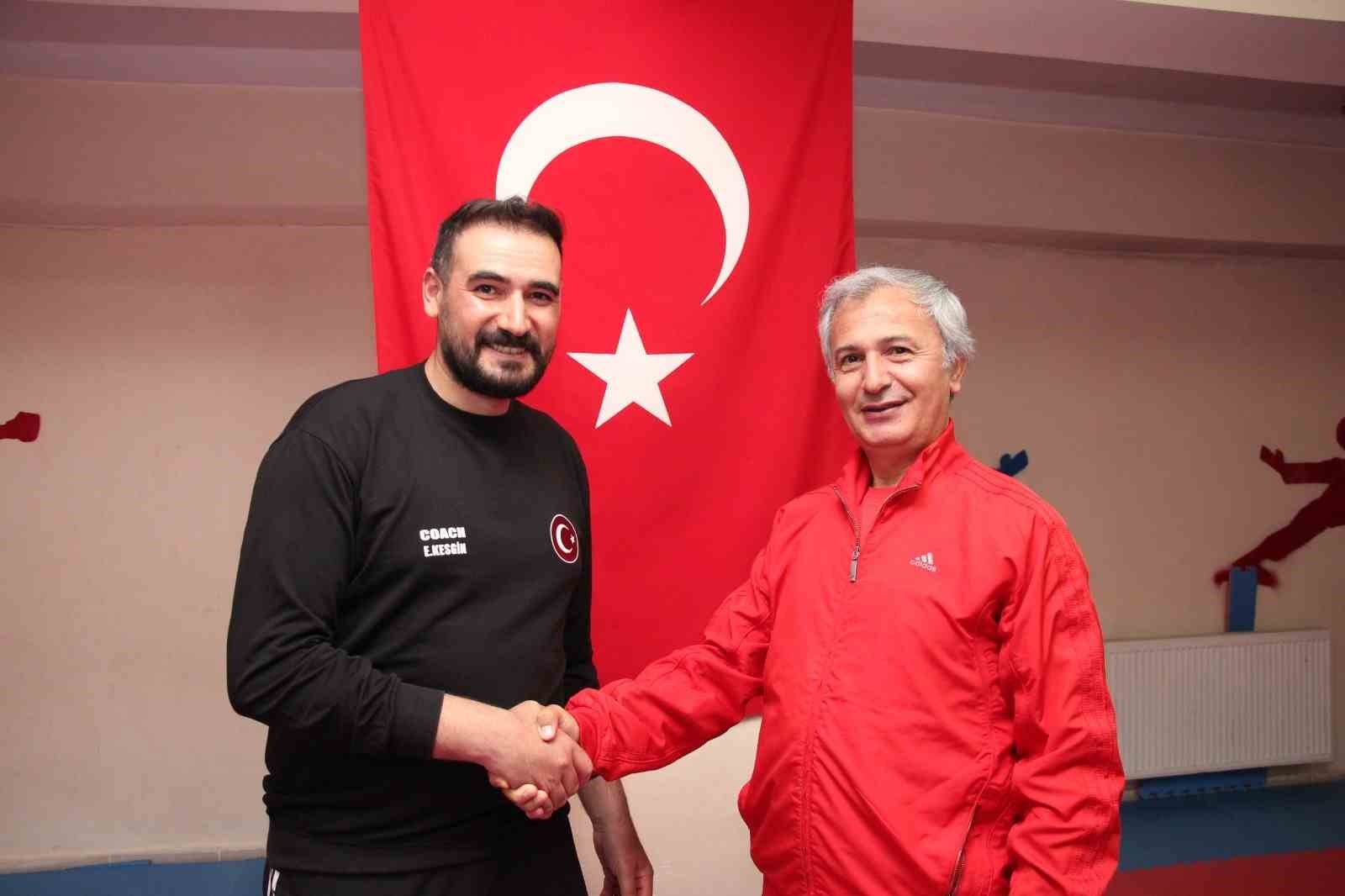 ERZURUM’UN OLTU İLÇESİNDE 25 YIL ÖNCE TEKVANDO SPORUYLA TANIŞAN MİLLİ TAKIM ANTRENÖRÜ EKREM...